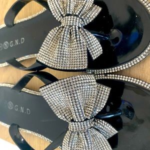 Bow tie black slippers